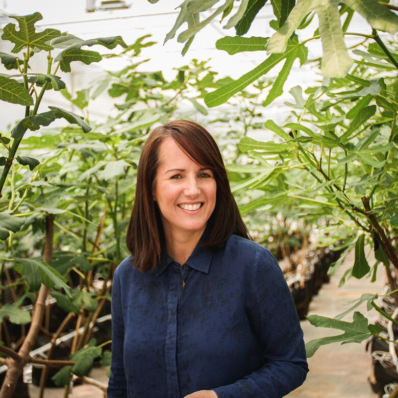 La nutritionniste Geneviève O’Gleman dans une serre de figues. 