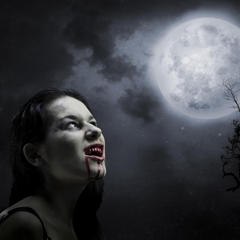 Un vampire devant la pleine lune.