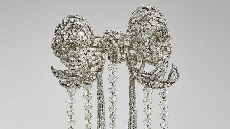 Ce noeud orné de diamants constituait à l'origine le centre d'une ceinture composée initialement de plus de 4000 pierres appartenant aux Diamants de la Couronne.