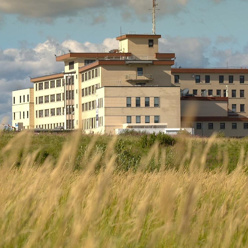 Hôpital de La Sarre derrière un champ de blé.