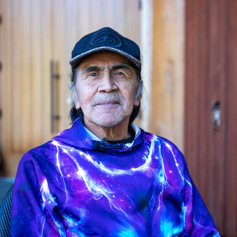 Portrait d'Anthony Dick, sur l’île Nootka, en Colombie-Britannique, fin octobre 2023.