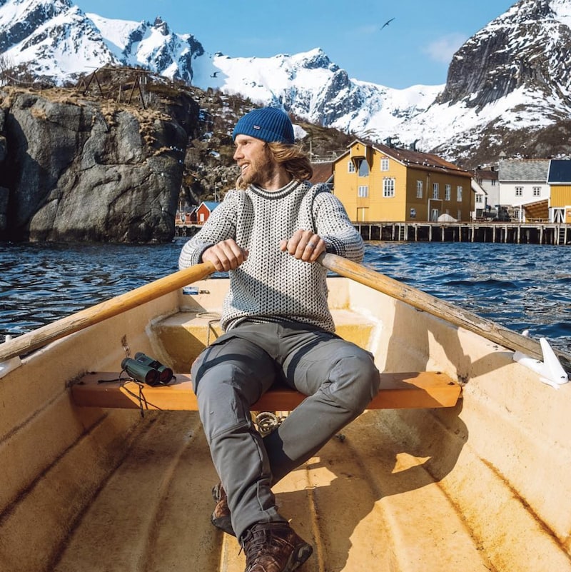 L'instagrammeur Charles Post dans une barque en Norvège