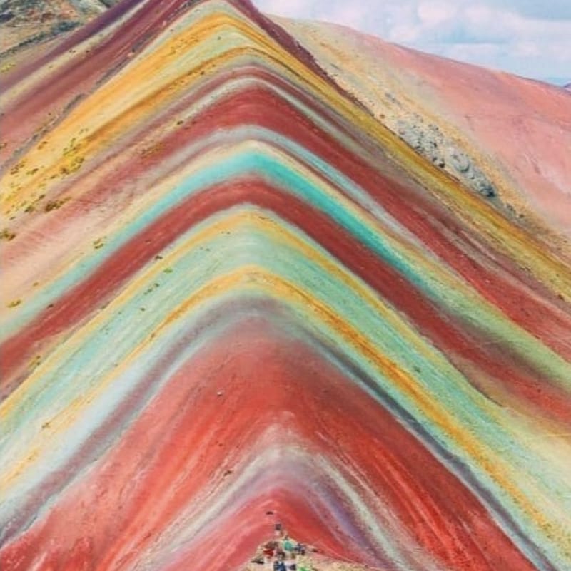 Des touristes au sommet de la montagne Vinicunca, ou montagne aux sept couleurs, au Pérou