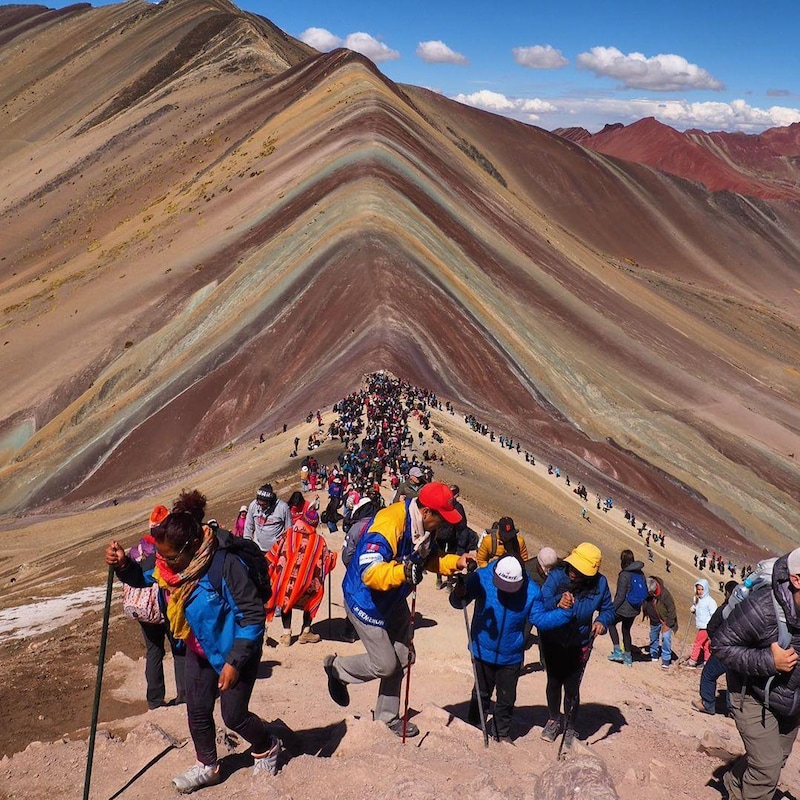 Une foule de personnes a grimpé au sommet de la montagne Vinicunca au Pérou.