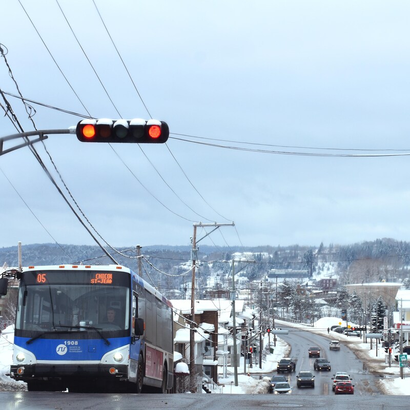 Des véhicules à l'intersection du boulevard de la Grande-Baie et de la rue Bagot.