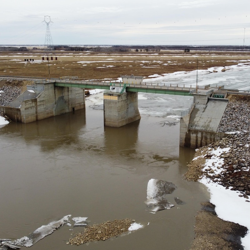 Le système d'activation du canal de dérivation de la rivière Rouge au sud de Winnipeg.