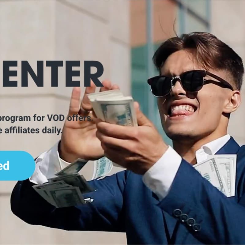 Un homme en complet tient une pile de billets de 100$ dans les mains et les jette. Le logo d'AdCenter est superposé sur l'image.