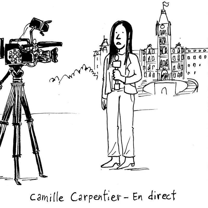 Camille Carpentier tient un micro dans ses mains, devant la caméra. Elle se trouve devant le parlement du Québec.
