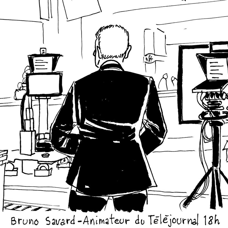 L'animateur du téléjournal, Bruno Savard, est de dos. Il entre sur le plateau de télévision.