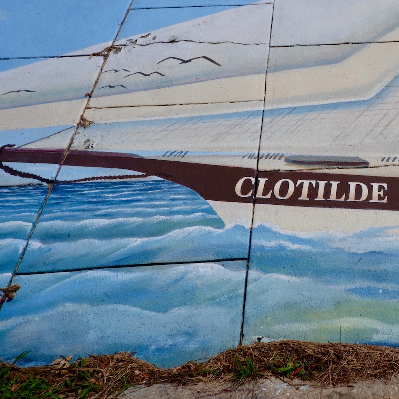 À Mobile, une murale rappelle l'histoire du Clotilda (souvent écrit Cloitlde). 