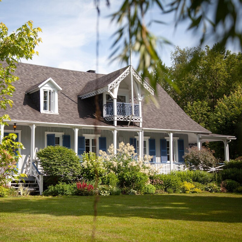 Le bureau seigneurial est une grande maison de style canadienne, revêtue de bois et d'un toit en bardeaux d'asphalte. Les plantes qui l'entourent sont verdoyantes