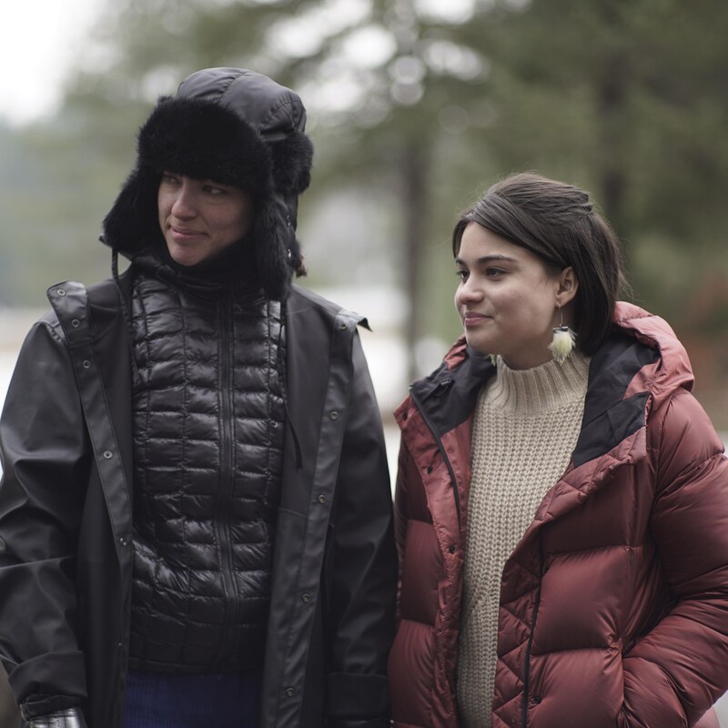 Caroline Monnet et Dervery Jacobs lors du tournage du film Bootlegger.