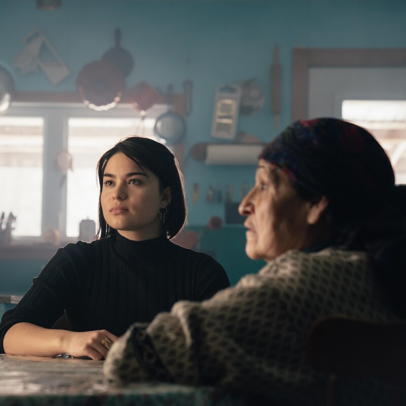 Devery Jacobs et Joséphine Bacon lors du tournage du film Bootlegger.