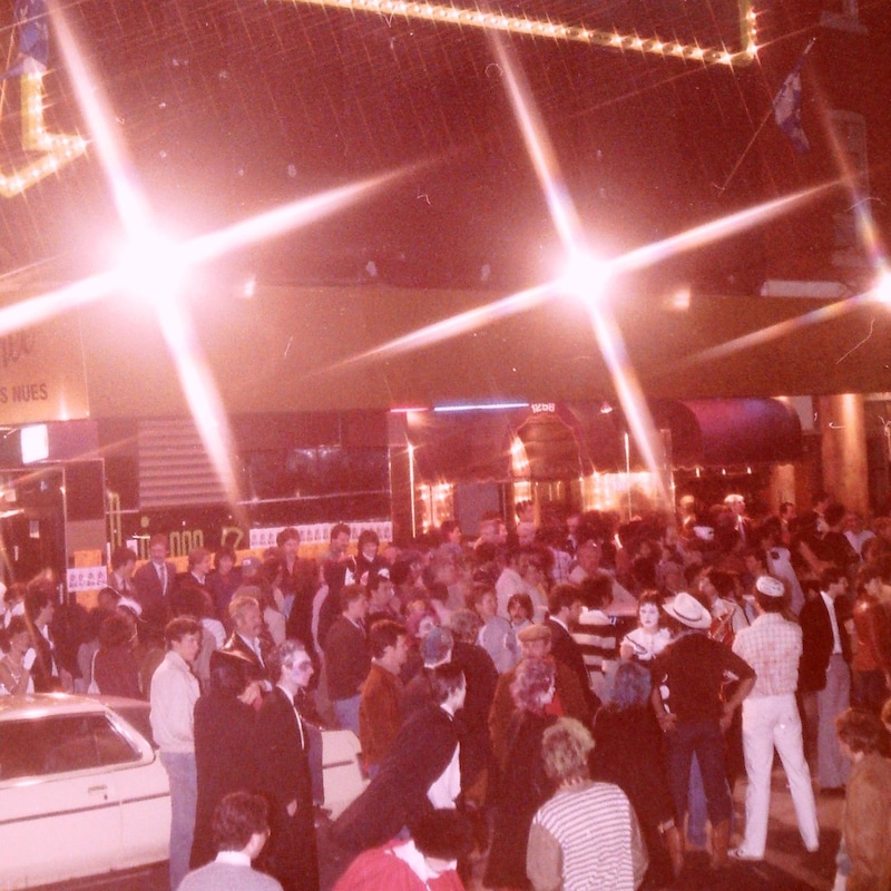 Une foule s'accumule aux abords de la discothèque Lime Light.