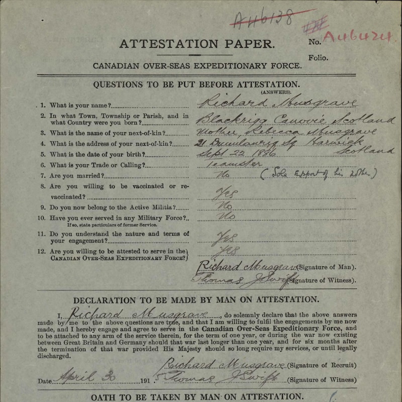 Le document d'archives montre un questionnaire à remplir par chaque aspirant soldat, comprenant des informations comme leur nom et leur date de naissance.