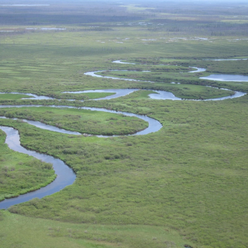Vue aérienne d'un fleuve.