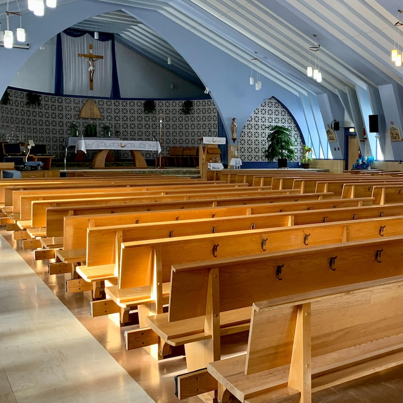 Une vingtaine de bancs dans l'église prêts à accueillir les fidèles.