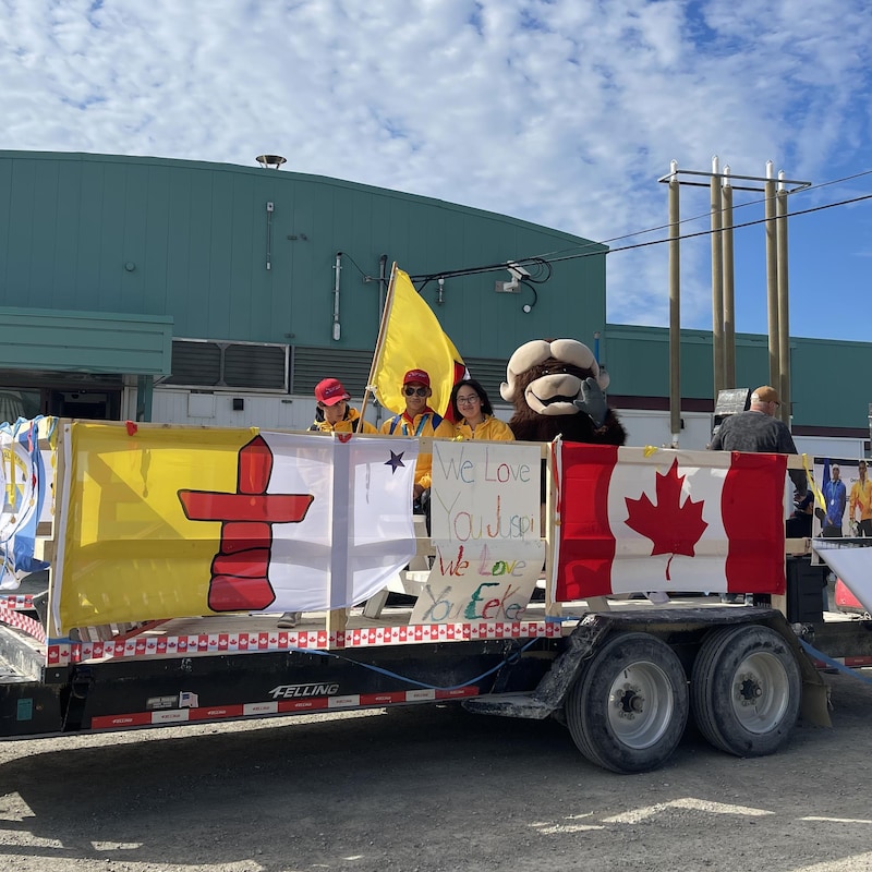 Une remorque aménagée avec Eekeeluak Avalak et la mascotte, avec des drapeaux du Nunavut et du Canada,  le 15 août 2022, au Nunavut.
