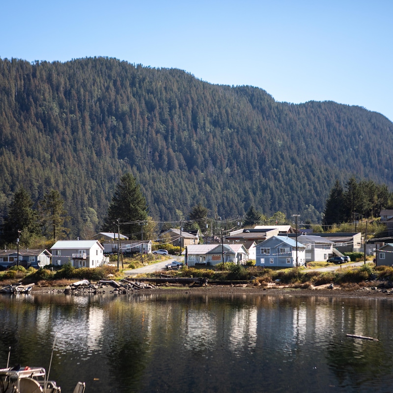 La petite ville de Klemtu, au bord de l'eau, entourée de montagnes, en Colombie-Britannique, en octobre 2023.