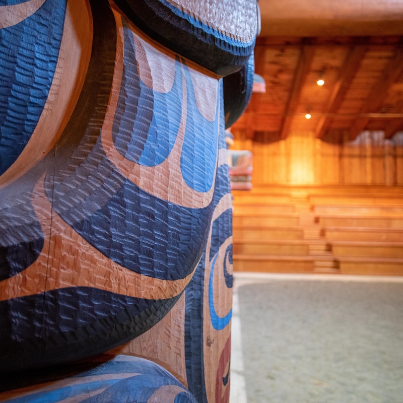 Le détail d'un totem traditionnel autochtone dans une grande salle, à Klemtu, en Colombie-Britannique, en octobre 2023.