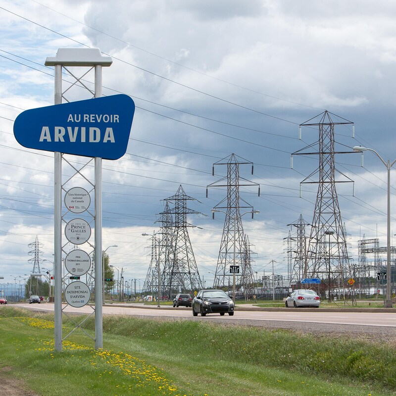 Une affiche portant l'inscription Au revoir Arvida.