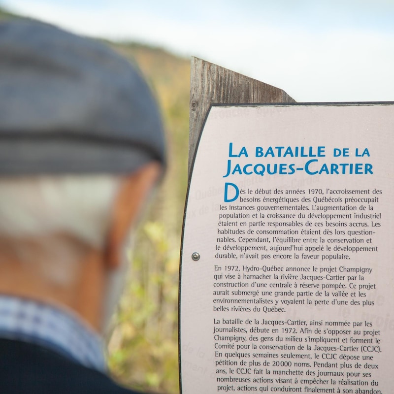 Une partie du texte sur le panneau d'information, devant M. Bédard, où l'on. peut lire le titre « La bataille de la Jacques-Cartier ».