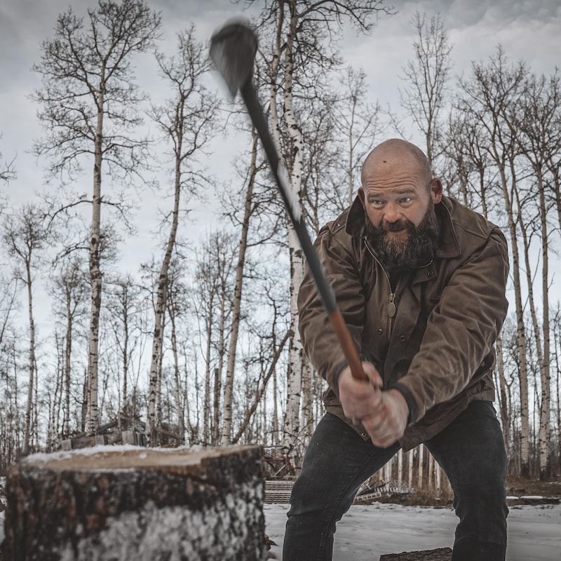 Bev Jamieson coupe du bois, en novembre 2023, près de Cremona, en Alberta.