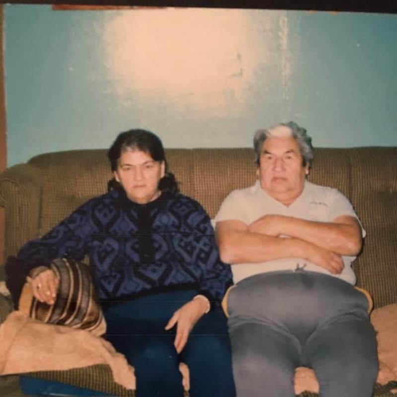 Les parents de Françoise Ruperthouse sont assis sur un divan.