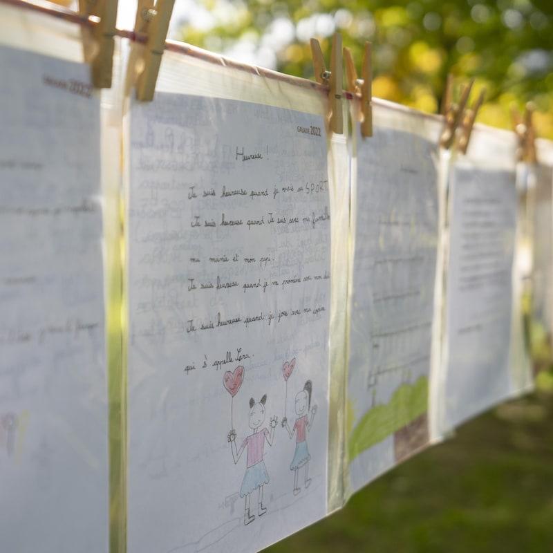Des poèmes accrochés dans un parc de Trois-Rivières.