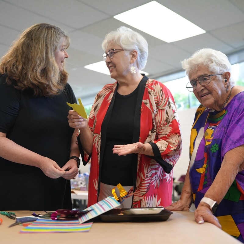 Deux personnes en train de faire de l'art thérapie avec Lucille Proulx, en juin 2023, à Victoria, en Colombie-Britannique.