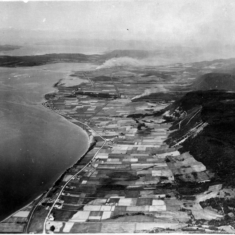 paysage pris des airs de la côte de Carleton-sur-mer, en Gaspésie avec des lots de terre et un cours d'eau.
