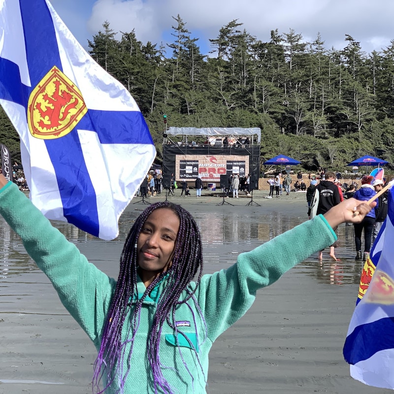Juniper qui célèbre une victoire avec des drapeaux de la Nouvelle-Écosse.