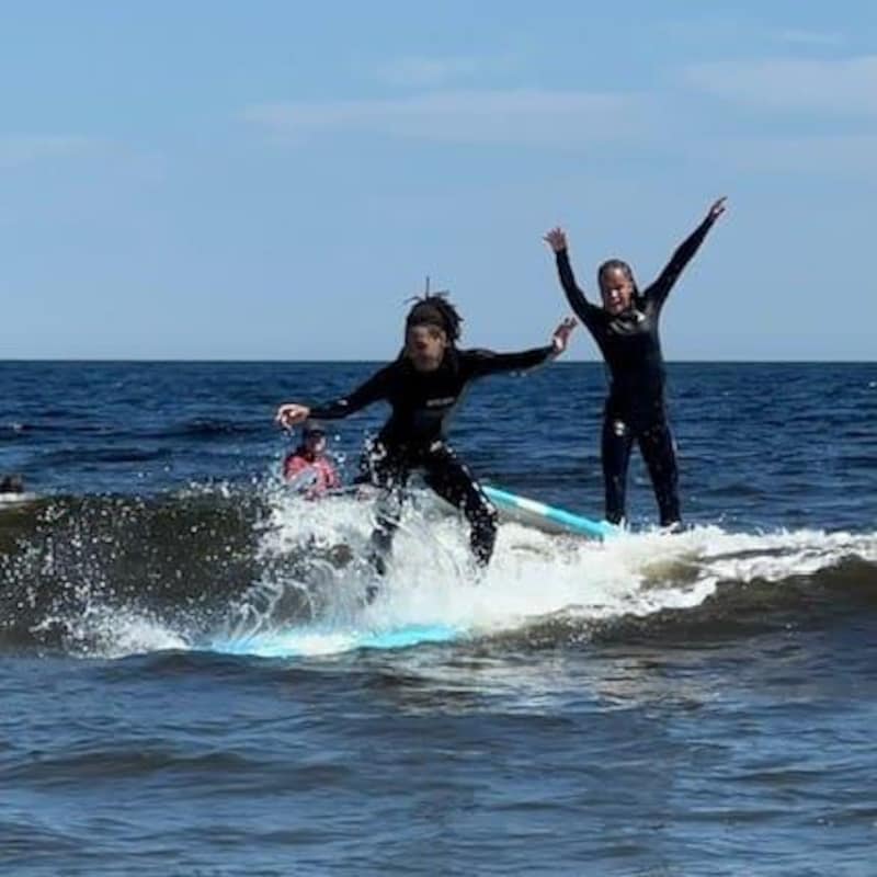 Deux jeunes femmes qui font du surf.
