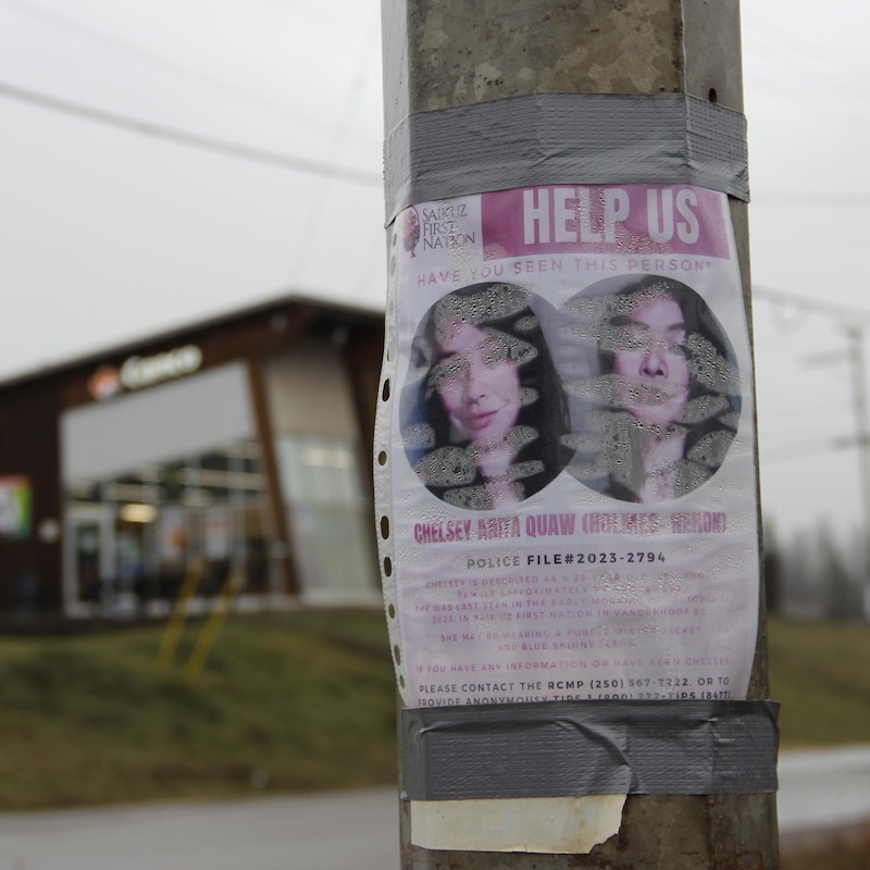 Une affiche humide avec le visage de deux femmes disparues.