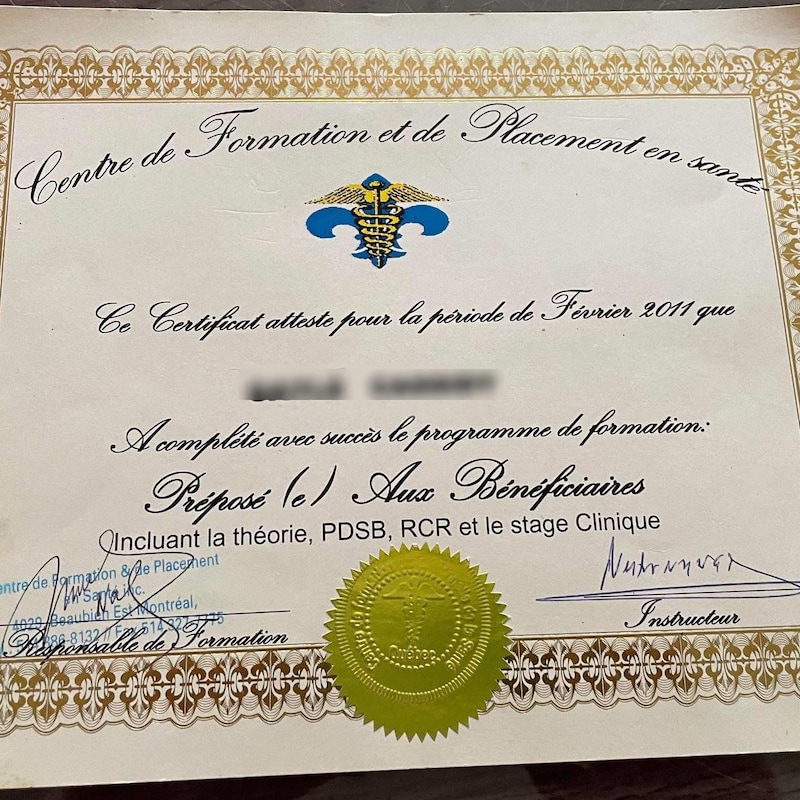 Une copie d'un diplôme.