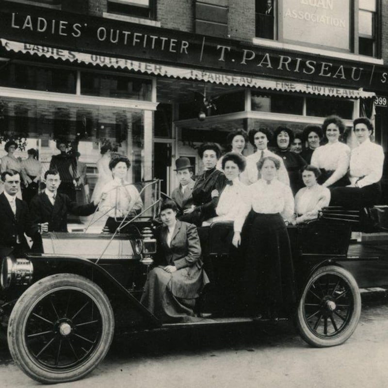 Le magasin de vêtements pour dames T. Pariseau, l'une des nombreuses entreprises franco-américaines de Manchester, en 1915. Le photographe Ulric Bourgeois a longtemps documenté la vie francophone de cette ville du New Hampshire.
