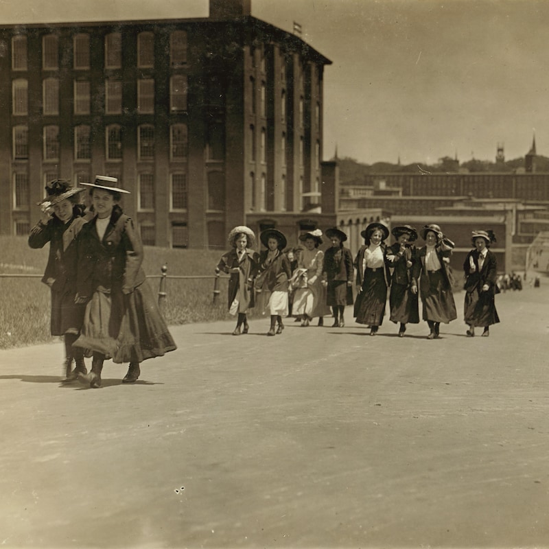 Des travailleuses de l'industrie textile en 1909, aux abords de l'usine Amoskeag de Manchester.