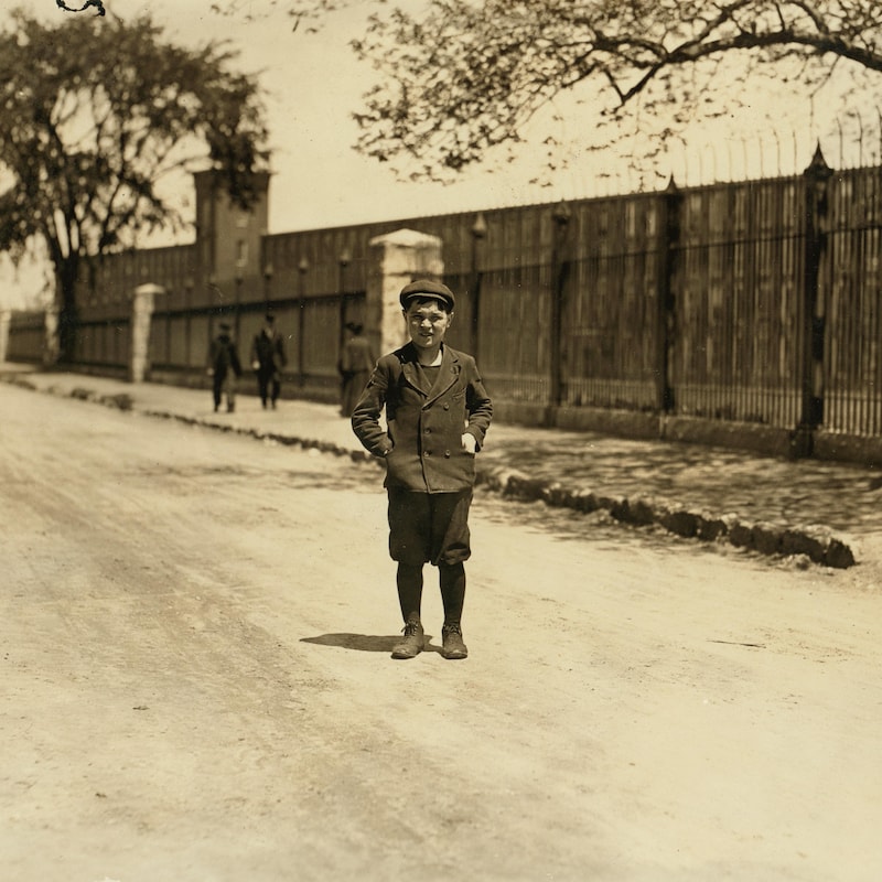 Le petit Joseph Arthur Houle à Manchester, tel que photographié par Lewis Wickes Hine en 1909.