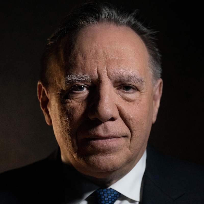 Portrait rapproché du visage de François Legault.