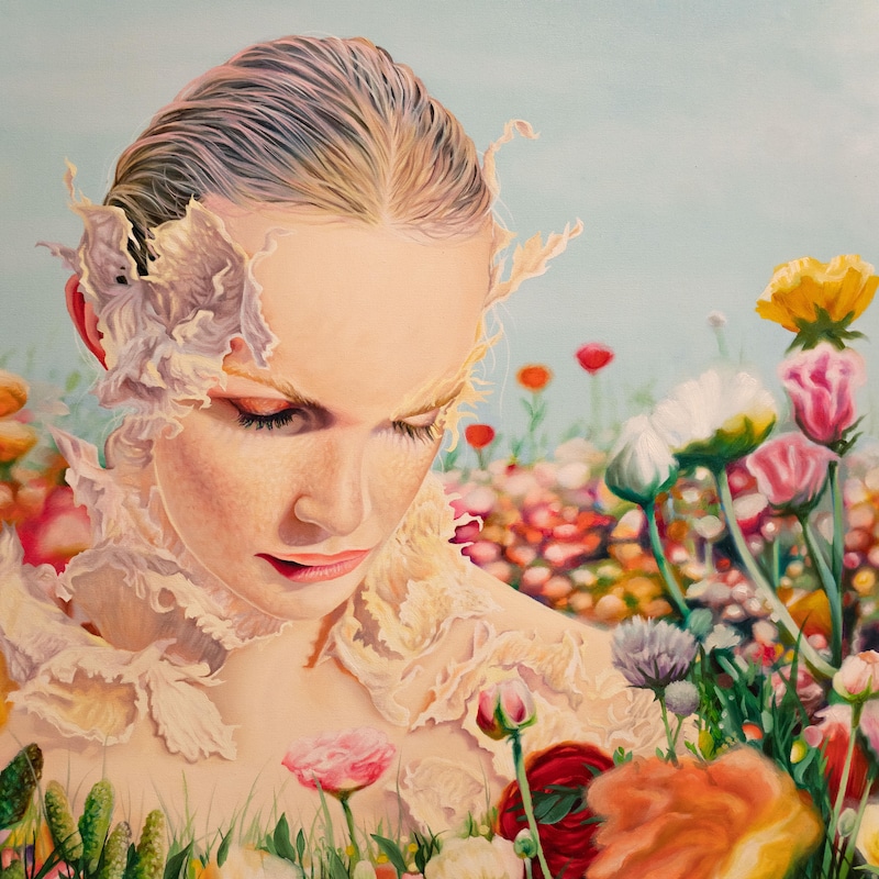 La toile montre Gabrielle, les yeux fermés, dans un champ de fleurs sauvages.