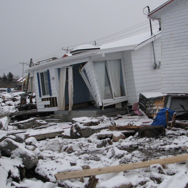 Des maisons sont endommagées après le passage des vagues en décembre 2010.