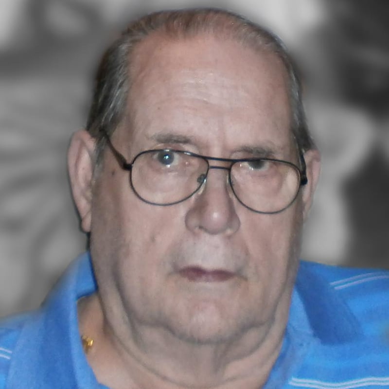 Claude Boileau est n homme âgé, au visage sérieux. Il regarde la caméra.