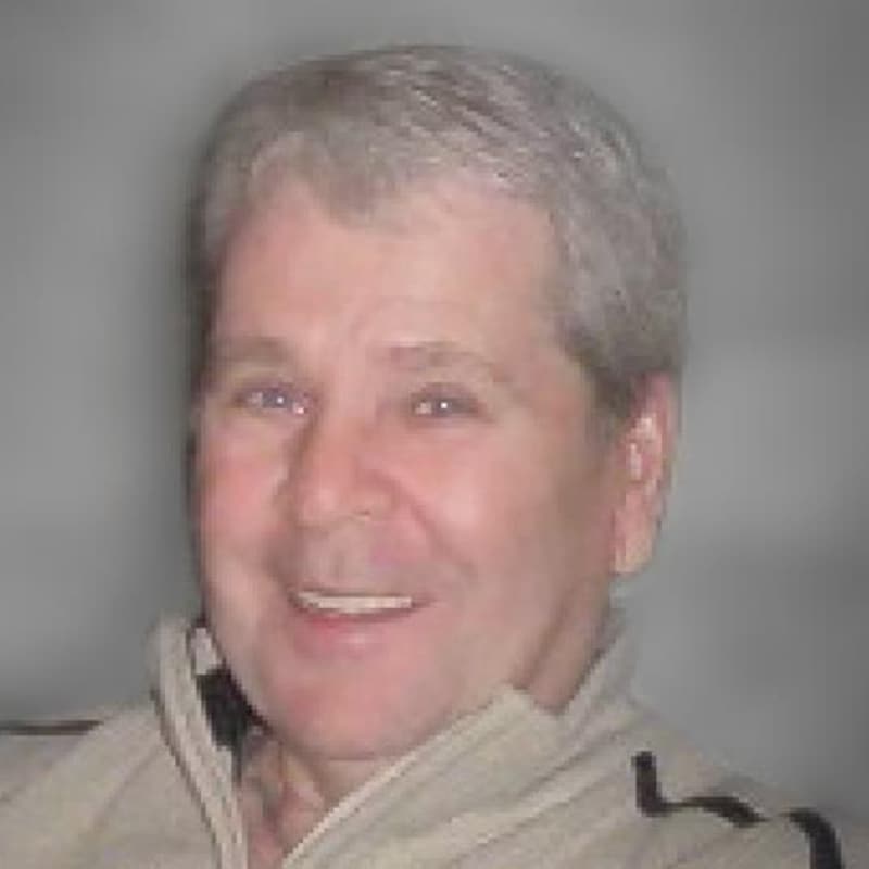 René Alain, était un homme âgé dans la soixantaine.