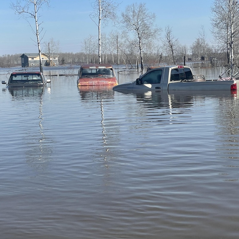 Des véhicules sous plusieurs pieds d'eau.