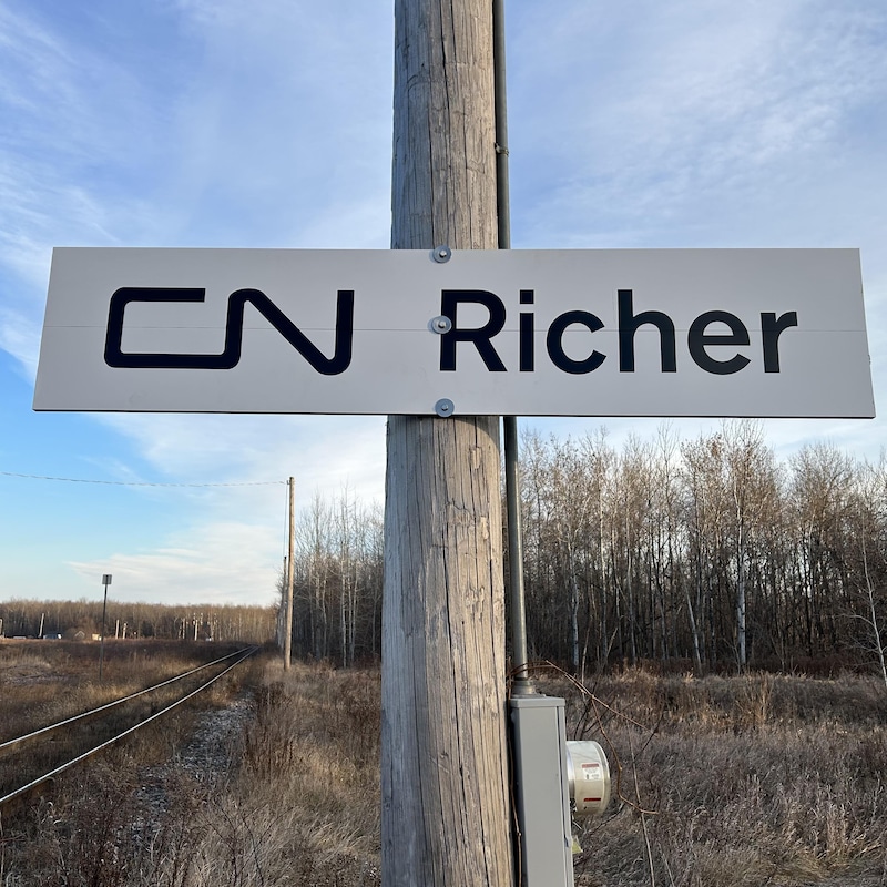 Avec ce panneau situé à Coteau-Station, le CN souligne la contribution de la famille Richer.