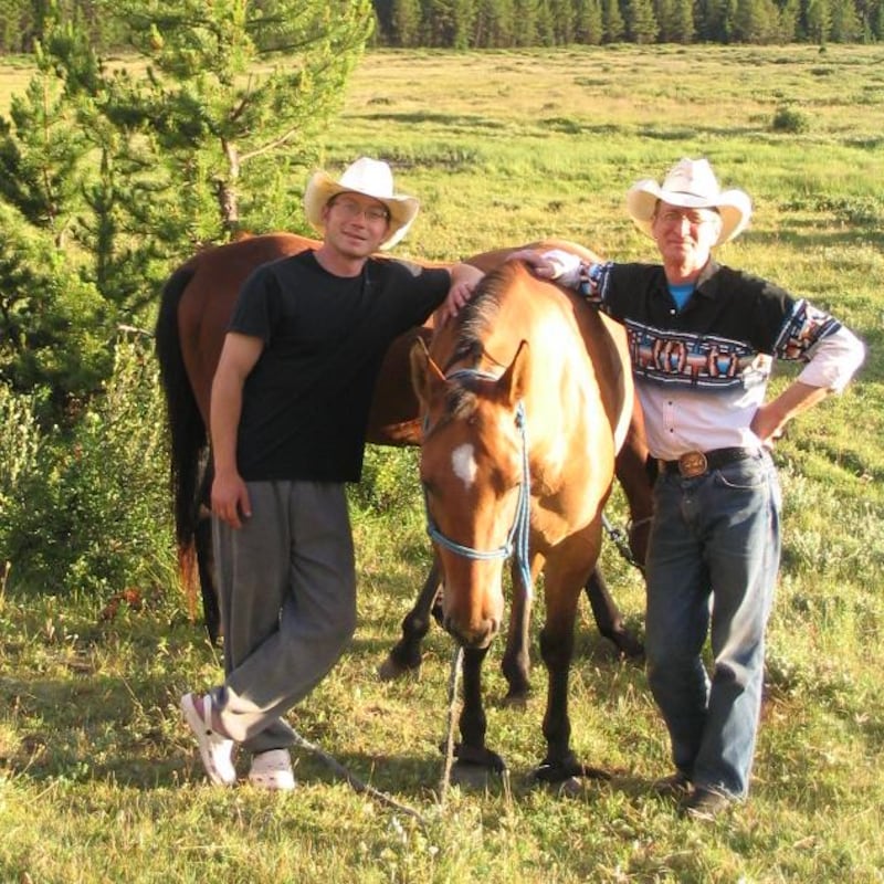 Deux hommes et un cheval au centre