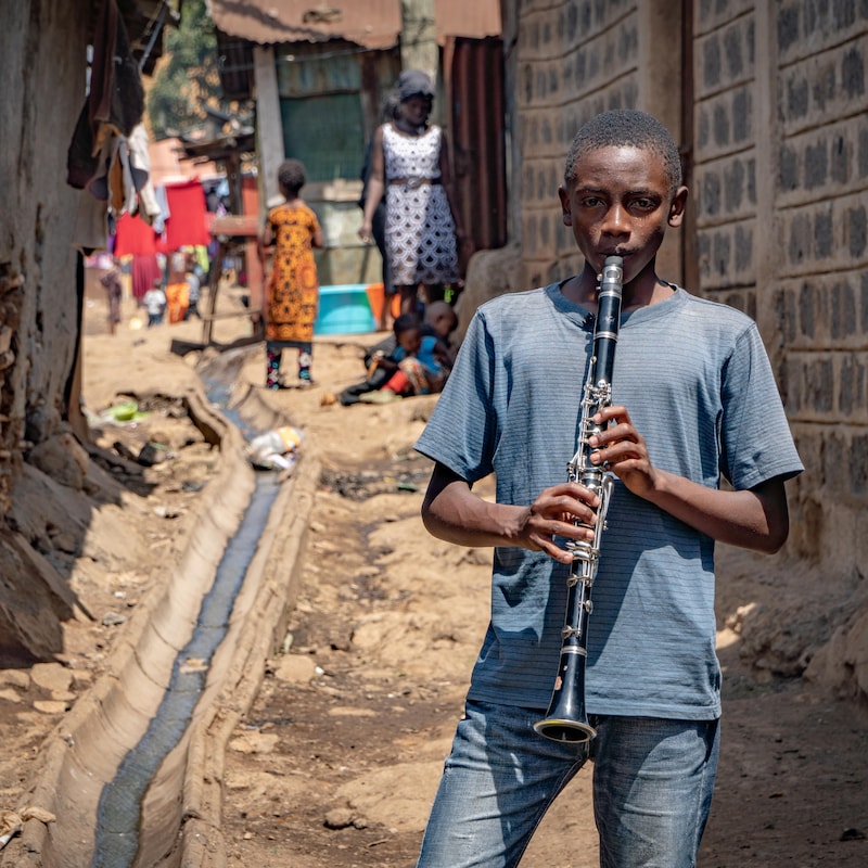 Simon Mwangi joue de la clarinette.