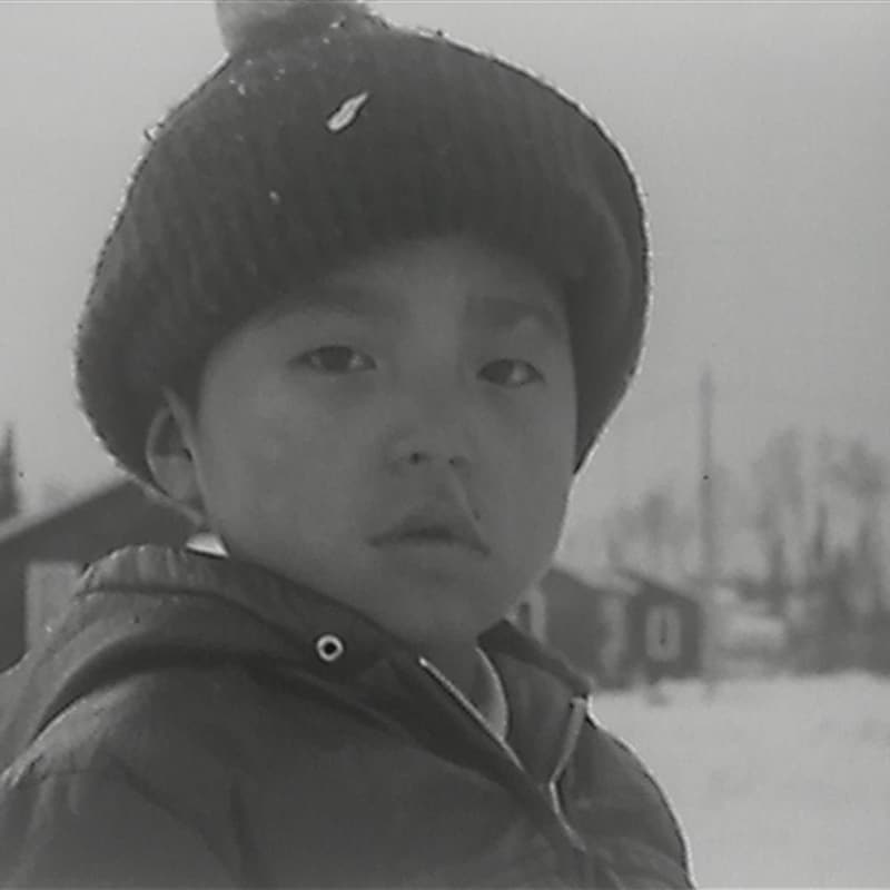 Un enfant de la communauté anichinabée de Lac Simon en Abitibi-Témiscamingue, dans les années 1970.