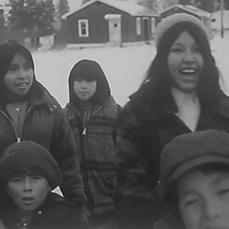 Des enfants de la communauté anichinabée de Lac Simon en Abitibi-Témiscamingue, dans les années 1970.