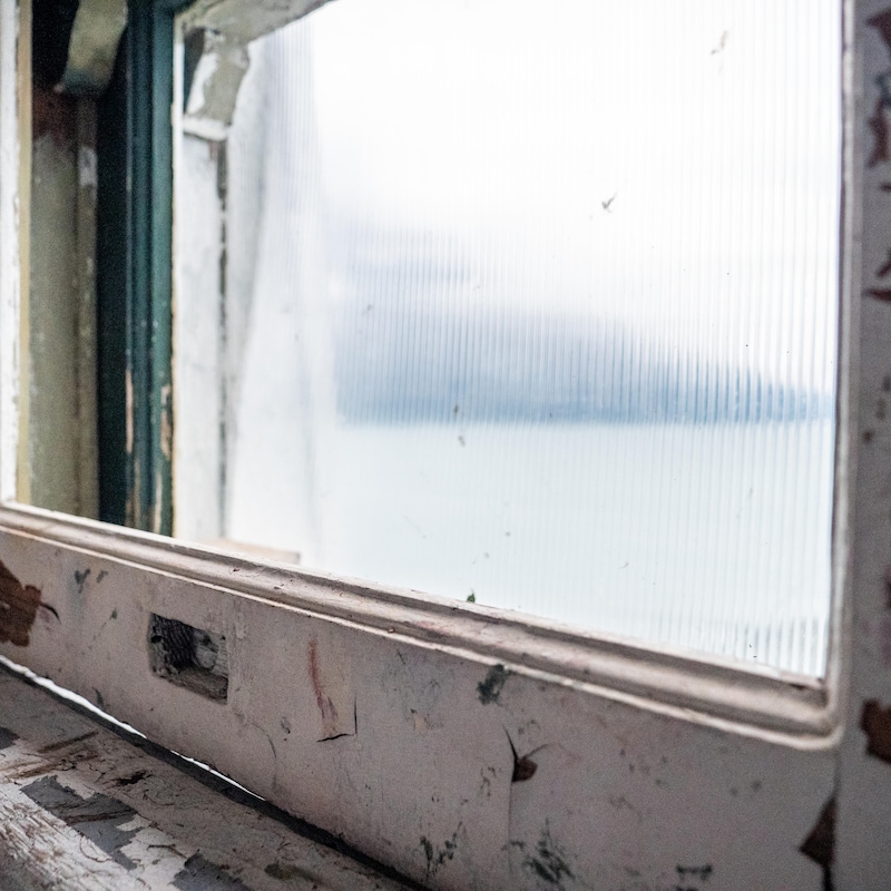Une fenêtre très abîmée du phare, en Alaska, juillet 2022.
